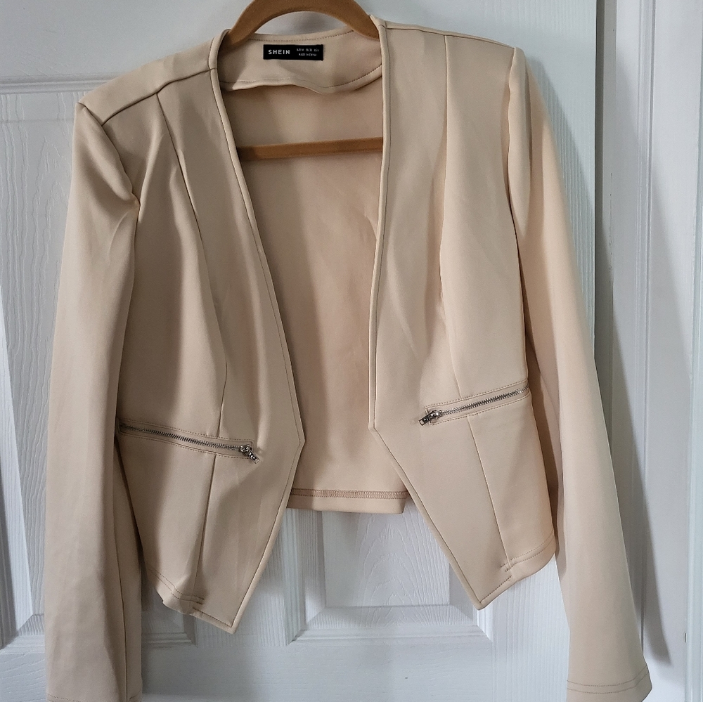 Blazer with zipper pockets